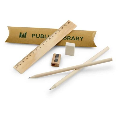 Kit de escrita composto por régua de 16,5 cm, 2 lápis de grafite, 1 borracha e 1 apontador. Fornecido com bolsa em cartão. Bolsa: 190 x 45 x 20 mm