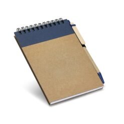 Caderno de bolso espiral com 60 folhas não pautadas de papel reciclado e capa dura em cartão. Incluso esferográfica. 105 x 145 mm
