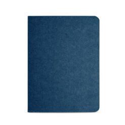 Caderno B7 com 30 folhas não pautadas de papel reciclado e capa em cartão. 93 x 125 mm