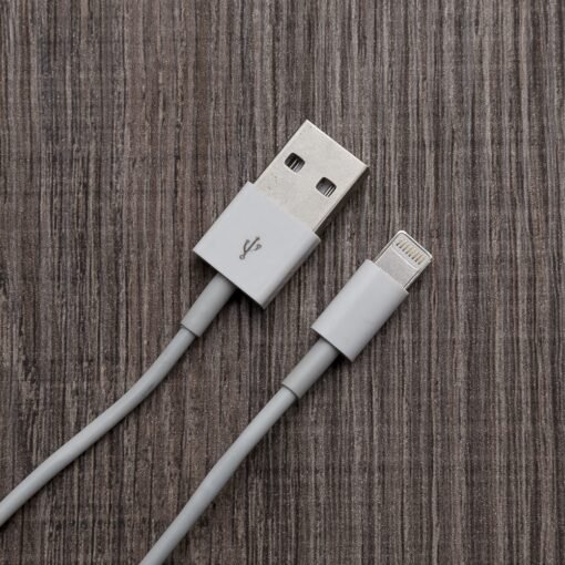 Cabo personalizado USB com entrada lightning/iphone. na cor branco