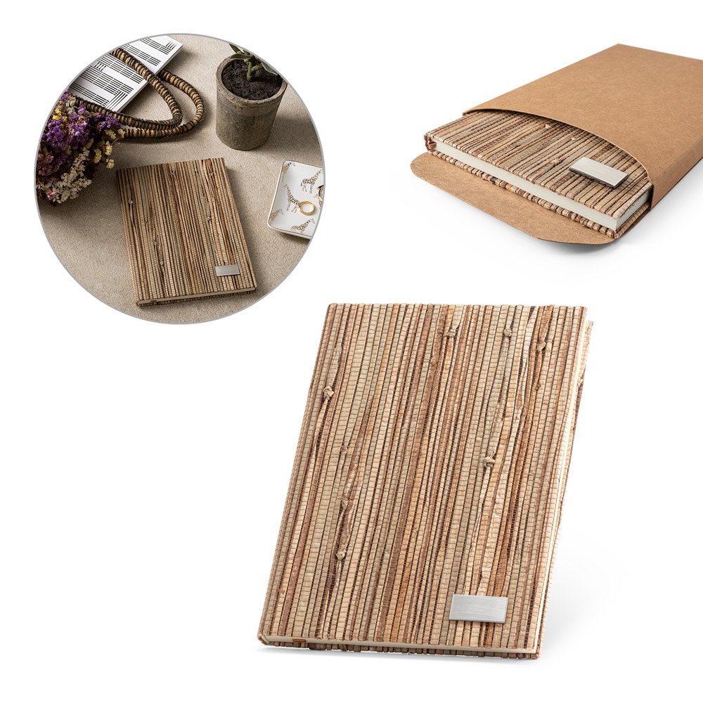 Caderno A5 de capa dura em palha natural com páginas pautadas recicladas SP-53632-160 na cor Natural