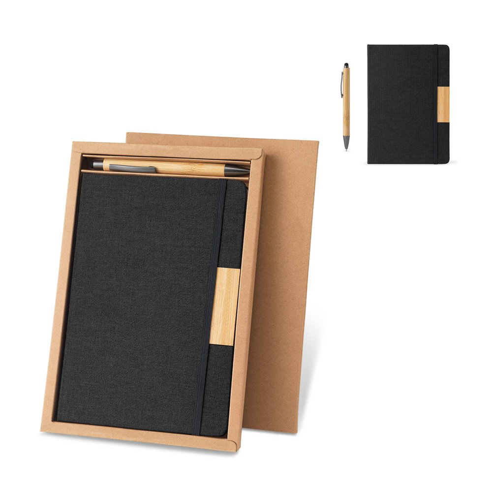 Conjunto composto por um caderno A5 de capa rígida e uma caneta esferográfica em bambu SP-93655-103 na cor Preto