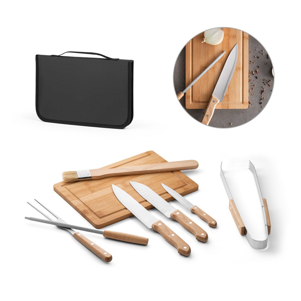 Kit churrasco em estojo de PU e 210D com tábua em bambu e 7 utensílios em aço inox e madeira de Seringueira SP-94104-103 na cor Preto