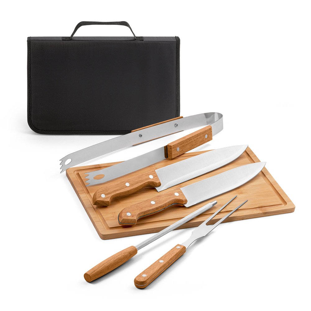 Kit churrasco em estojo de 210D com tábua em bambu e 5 utensílios em aço inox e madeira de Seringueira SP-94142-103 na cor Preto