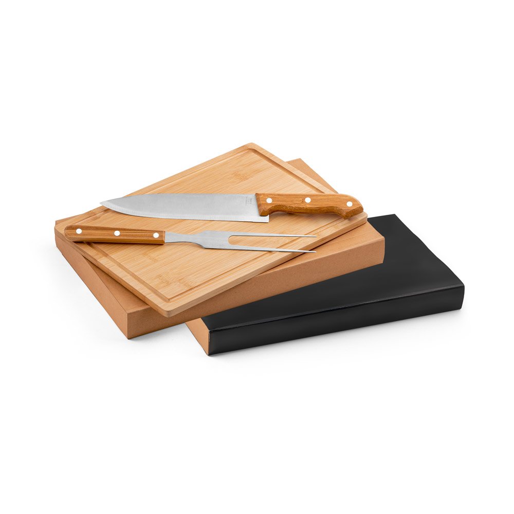 Kit churrasco em caixa kraft com tábua em bambu e 2 utensílios em aço inox e bambu SP-94143-160 na cor Natural