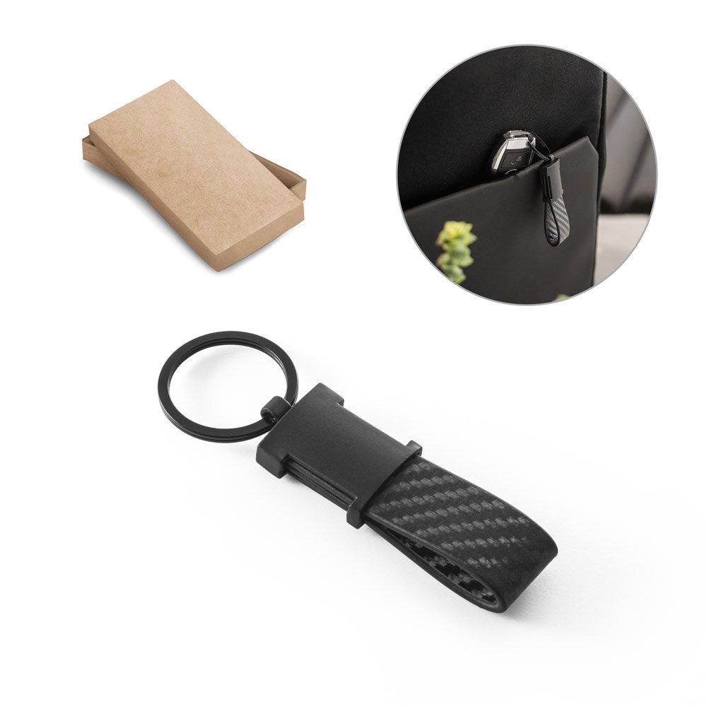 Chaveiro em c. sintético com textura em fibra de carbono e metal SP-95086-103 na cor Preto