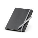 Conjunto composto por 1 caderno e 1 caneta esferográfica. Caderno A5 com 160 páginas pautadas e caneta esferográfica com escrita em azul SP-93714-123 na cor Cinza claro